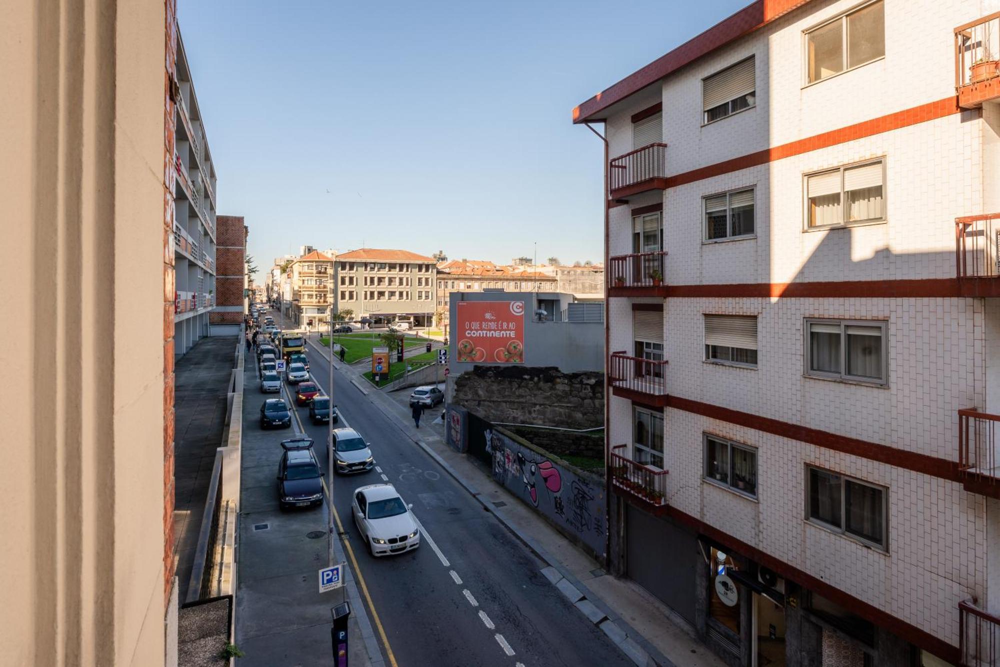 Host Wise - Spacious Comfortable Apartment - Balcony Porto Kültér fotó